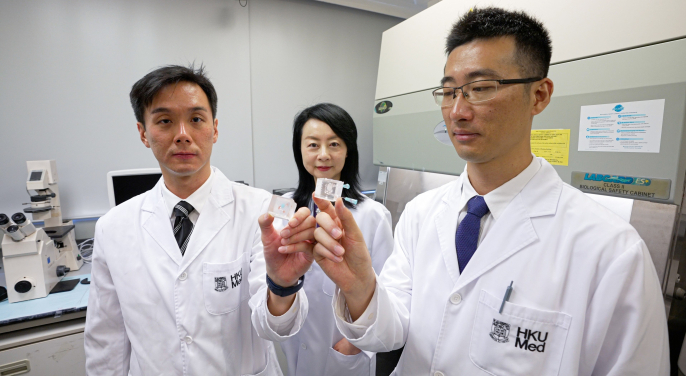 HKUMed’s world-first ‘Liver-in-Cube’ helps rapid evaluation of the efficacy and side effects of various drugs and therapies, advancing precise cancer treatment. (From left) Dr Oscar Yeung Wai-ho, Professor Man Kwan and Dr Liu Jiang.
 